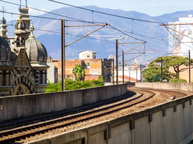 Medellin, Kolombiya 'daki Berrio metro istasyonunun manzarası