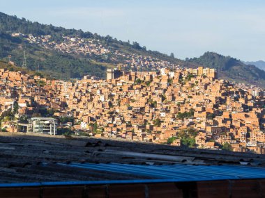 Medellin, Kolombiya 'daki ünlü Comuna 13 mahallesinin manzarası