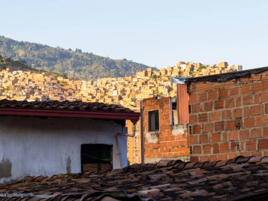 Medellin, Kolombiya 'daki ünlü Comuna 13 mahallesinin manzarası