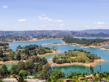 Medellin, Antioquia, Kolombiya yakınlarındaki Guatape Gölü manzarası
