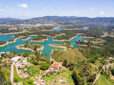 Medellin, Antioquia, Kolombiya yakınlarındaki Guatape Gölü manzarası