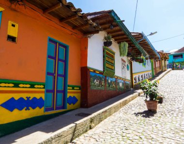 Guatape, Antioquia, Kolombiya 'daki Picturesque Caddesi.