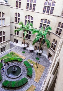 Medellin, Kolombiya 'daki Plaza Botero' daki Rafael Uribe Uribe Kültür Sarayı 'nın avlusu.