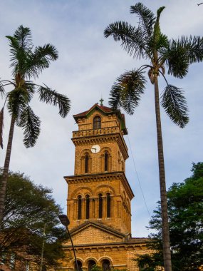 Medellin, Kolombiya 'daki Poblado Kilisesi' nin manzarası.
