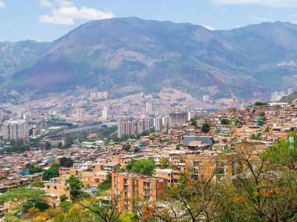 Medellin, Kolombiya 'daki Metrocable' den şehrin hava görüntüsü.
