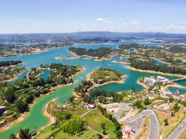 Medellin, Antioquia, Kolombiya yakınlarındaki Guatape Gölü manzarası