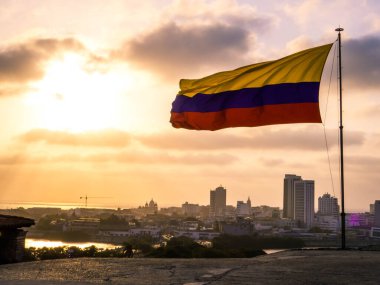 San Felipe de Barajas Kalesi 'nin tepesinden inanılmaz bir gün batımı manzarası. Kartagena, Kolombiya 'da