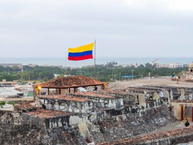 San Felipe de Barajas Kalesi 'nin tepesinden inanılmaz bir gün batımı manzarası. Kartagena, Kolombiya 'da