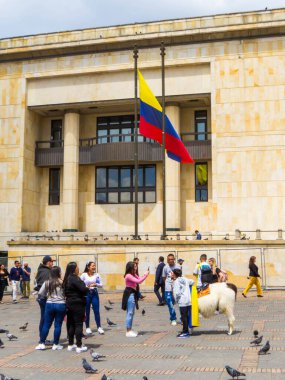 Bogota, Kolombiya - 12 Şubat 2024: Bolivar Meydanı 'nda fotoğraf çeken insanlar.