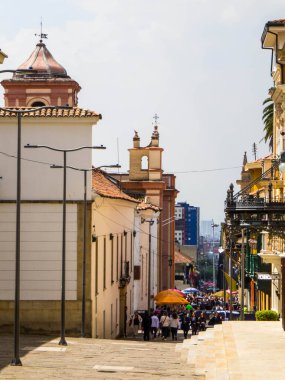 Bogota, Kolombiya - 12 Şubat 2024: Eski kentteki Picturesque Caddesi.
