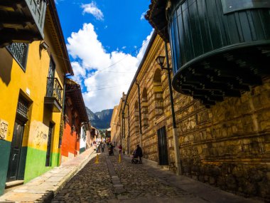 Bogota, Kolombiya - 12 Şubat 2024: Eski kentteki Picturesque Caddesi.