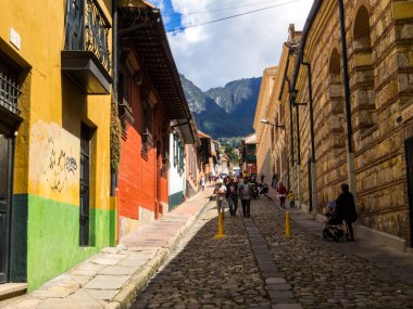 Bogota, Kolombiya - 12 Şubat 2024: Eski kentteki Picturesque Caddesi.