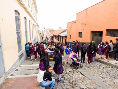 Bogota, Kolombiya - 12 Şubat 2024: Eski kasabadaki bir okulun dışındaki çocuklar.
