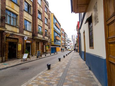 Bogota, Kolombiya - 12 Şubat 2024: Eski kentteki Picturesque Caddesi.