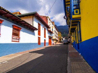 Bogota, Kolombiya - 12 Şubat 2024: Eski kentteki Picturesque Caddesi.