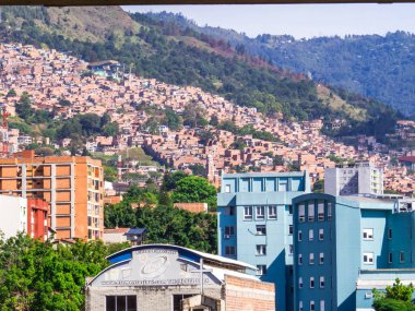 Medellin, Kolombiya - 14 Şubat 2024: Parque Berrio metro istasyonundan görüntü.