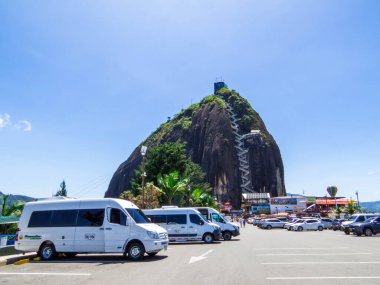 Guatape, Kolombiya - 15 Şubat 2024 Guatape Kayası 'na yapılan otoparkın görüntüsü.