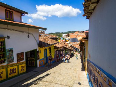 Guatape, Kolombiya - 15 Şubat 2024: Eski kentteki Picturesque Caddesi.