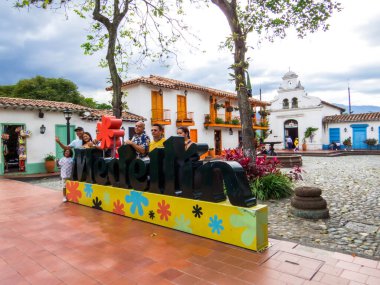 Medellin, Kolombiya - 17 Şubat 2024: İnsanlar ünlü Pueblito Paisa Medellin 'de fotoğraf için ilan veriyorlar.