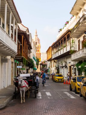 Cartagena, Kolombiya - 18 Şubat 2024: Eski kentteki Picturesque Caddesi.