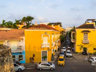 Cartagena, Kolombiya - 18 Şubat 2024: Eski kentteki Picturesque Caddesi.