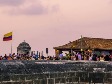 Cartagena, Kolombiya - 18 Şubat 2024: Cafe del Mar Ltda 'da gün batımında insanlar.
