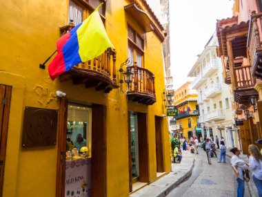 Cartagena, Kolombiya - 21 Şubat 2024: Eski kentteki Picturesque Caddesi.