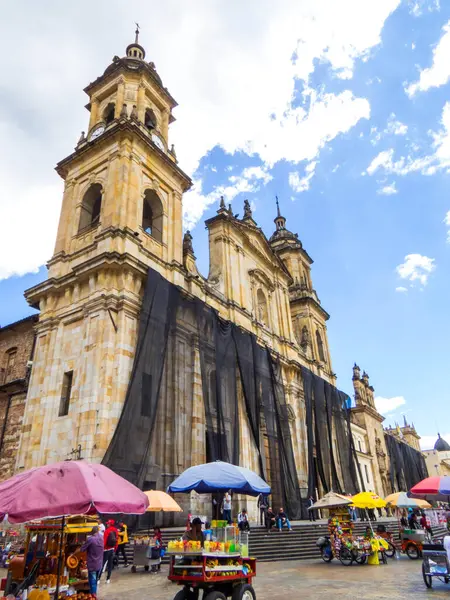 Bogota, Kolombiya - 12 Şubat 2024: Bolivar Meydanı 'ndaki Primatial Katedrali.