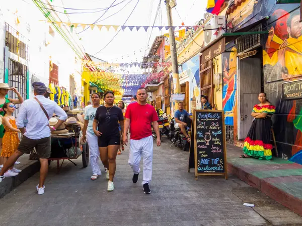 Cartagena, Kolombiya - 19 Şubat 2024: Eski kentteki Picturesque Caddesi.