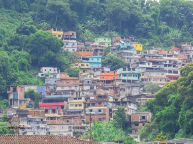 Brezilya Rio de Janeiro yakınlarındaki Angra dos Reis belediyesinin manzarası