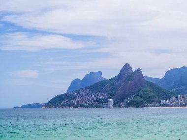 Two Brothers Hill ve Vidigal gecekondu mahallesinin Ipanema Sahili 'nden görünüşü. Rio de Janeiro, Brezilya 'da