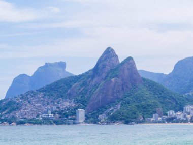 Two Brothers Hill ve Vidigal gecekondu mahallesinin Ipanema Sahili 'nden görünüşü. Rio de Janeiro, Brezilya 'da