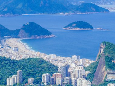 Copacabana Sahili 'nin havadan görünüşü, İki Kardeş Tepesi' nin tepesinden görüldüğü gibi. Rio de Janeiro, Brezilya 'da