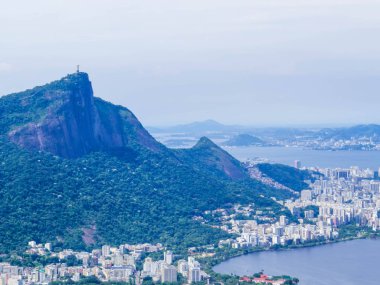 Corcovado Dağı 'nın manzarası ve Kurtarıcı İsa İki Kardeş Tepesi' nin tepesinden görüldüğü gibi. Rio de Janeiro, Brezilya 'da