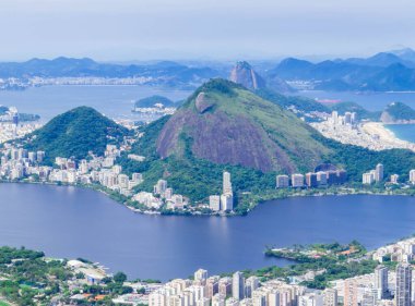 Rodrigo de Freitas Gölü 'nün havadan görünüşü İki Kardeş Tepesi' nin tepesinden görülmektedir. Rio de Janeiro, Brezilya 'da