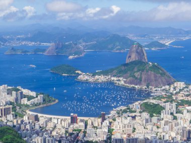 Arkasında Sugarloaf Dağı olan Botafogo Sahili 'nin havadan görünüşü. Rio de Janeiro, Brezilya 'da