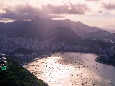 Brezilya Rio de Janeiro 'daki Sugarloaf Dağı' nın tepesinden inanılmaz bir gün batımı.