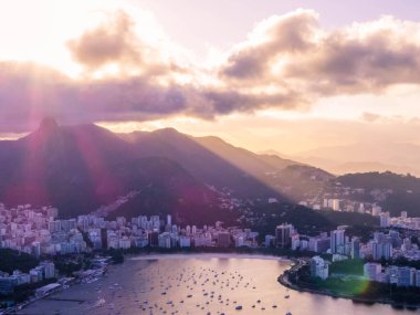 Brezilya Rio de Janeiro 'daki Sugarloaf Dağı' nın tepesinden inanılmaz bir gün batımı.