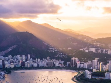 Brezilya Rio de Janeiro 'daki Sugarloaf Dağı' nın tepesinden inanılmaz bir gün batımı manzarası.