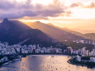 Brezilya Rio de Janeiro 'daki Sugarloaf Dağı' nın tepesinden inanılmaz bir gün batımı manzarası.