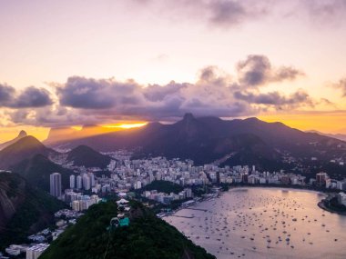 Brezilya Rio de Janeiro 'daki Sugarloaf Dağı' nın tepesinden inanılmaz bir gün batımı manzarası.