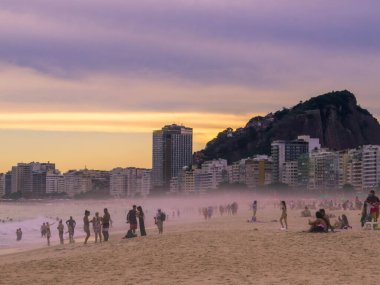 Rio de Janeiro - 23 Şubat 2024: Copacabana 'nın ünlü plajındaki insanlar.