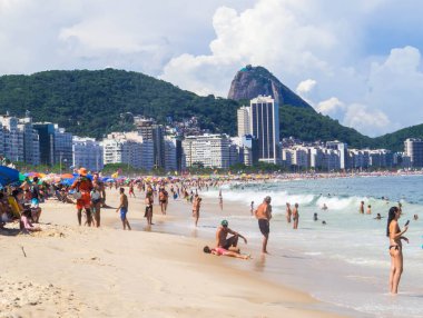 Rio de Janeiro - 24 Şubat 2024: Copacabana 'nın ünlü plajı.