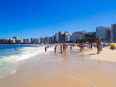 Rio de Janeiro - 24 Şubat 2024: Copacabana 'nın ünlü plajı.