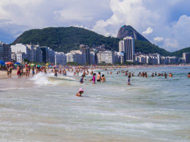 Rio de Janeiro - 24 Şubat 2024: Copacabana 'nın ünlü plajı.