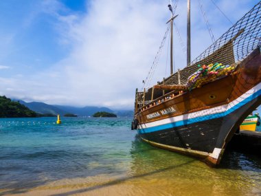 Ilha Grande, Brezilya - 27 Şubat 2024: Freguesia Sahili 'ndeki Prenses Maria teknesinin görüntüsü.
