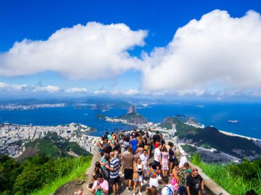 Rio de Janeiro, Brezilya - 2 Mart 2024: Corcovado Dağı 'ndaki İsa Mesih' in yakınındaki panoramik terasta insanlar.