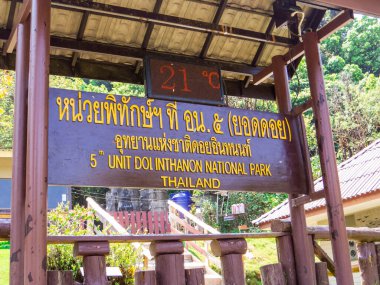 Chiang Mai, Tayland 'daki Doi Inthanon Ulusal Parkı' nın girişindeki tabelaya bakın.