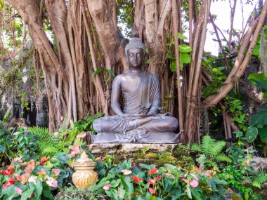 Beyaz Tapınak yakınlarındaki zen bahçesinde Buda heykeli. Chiang Rai, Tayland 'da.