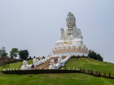 Huay Pla Klang Tapınağı (Merhamet Tanrıçası) manzarası. Chiang Rai, Tayland 'da.